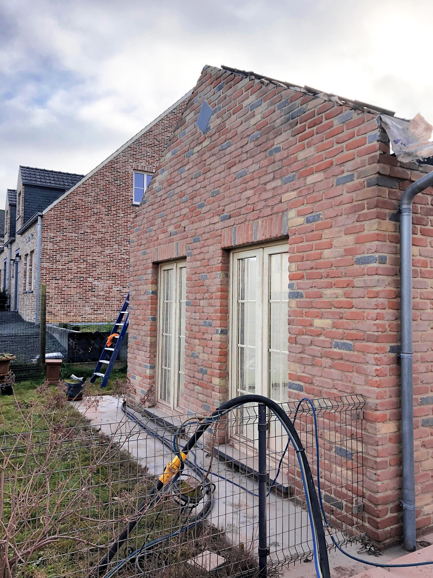 Brandschade gevel na zandstralen en gevelreiniging