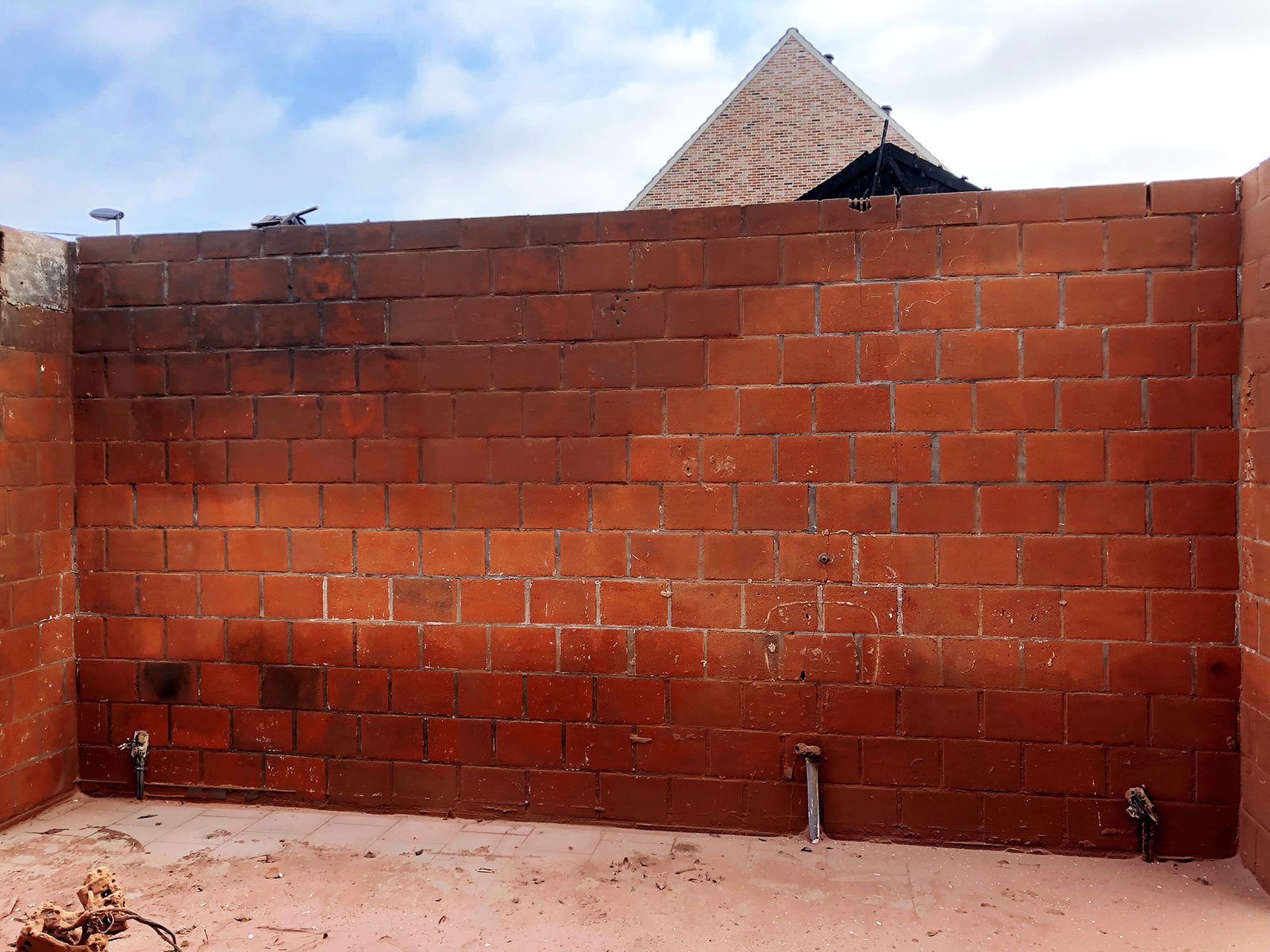 Brandschade muur na zandstralen en gevelreiniging