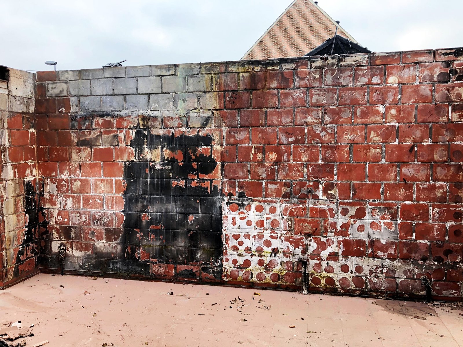 Brandschade muur voor zandstralen en gevelreiniging
